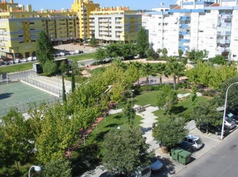 Quarto com cama de casal. Perto do hospital