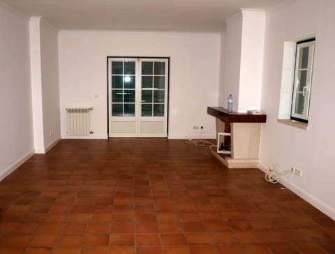 Costa de Prata, moradia T3 a poucos minutos da Lagoa de Óbidos e da Praia Foz do Arelho. Na cave tem